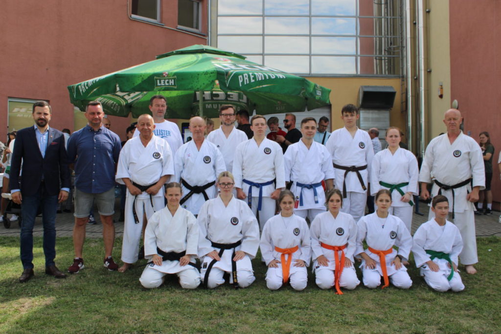 Karatecy UKS Hitotsu Ostrzeszów w czasie Festynu charytatywnego Anieli w Bieli